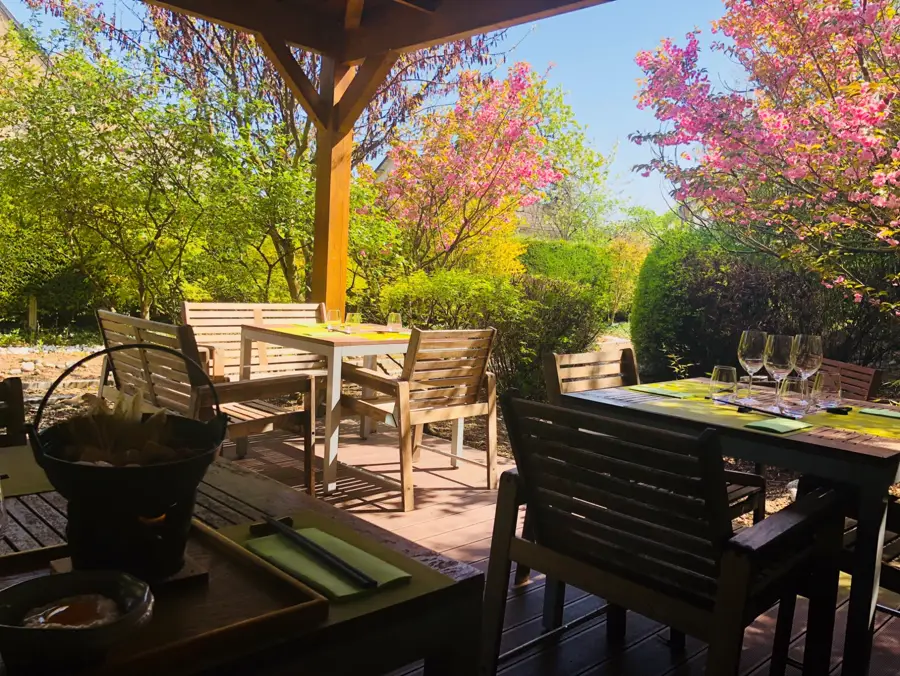 Tables de la terrasse du Sushikai à Beaune au printemps