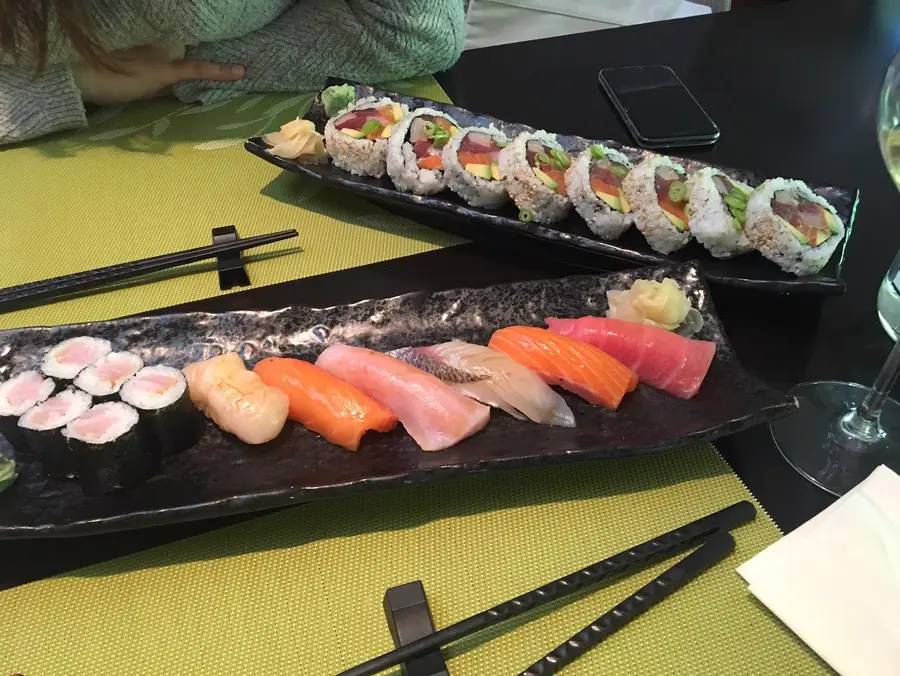Sushis et makis du restaurant, photo d’un client