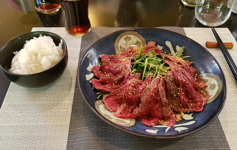 Filet de bœuf tranché servi avec un bol de riz, photo d’un client du Sushikai