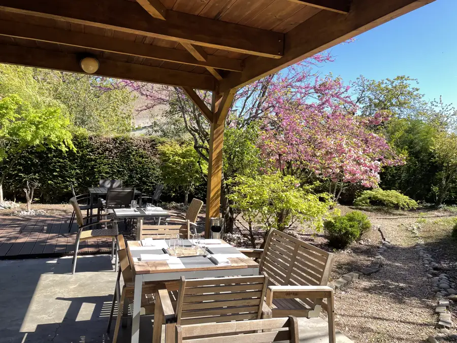 La terrasse jardin du restaurant Sushikai à Beaune, sous les arbres en fleurs