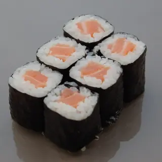 Makis au saumon enroulés dans une feuille d’algue
