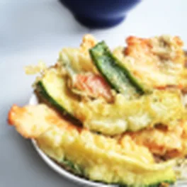 Tempura de gambas et de légumes en beignets légers