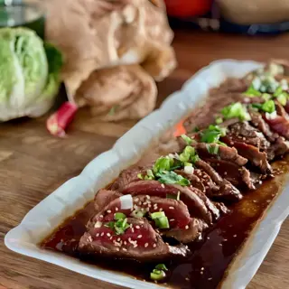 Tataki de bœuf servi froid avec sauce ponzu