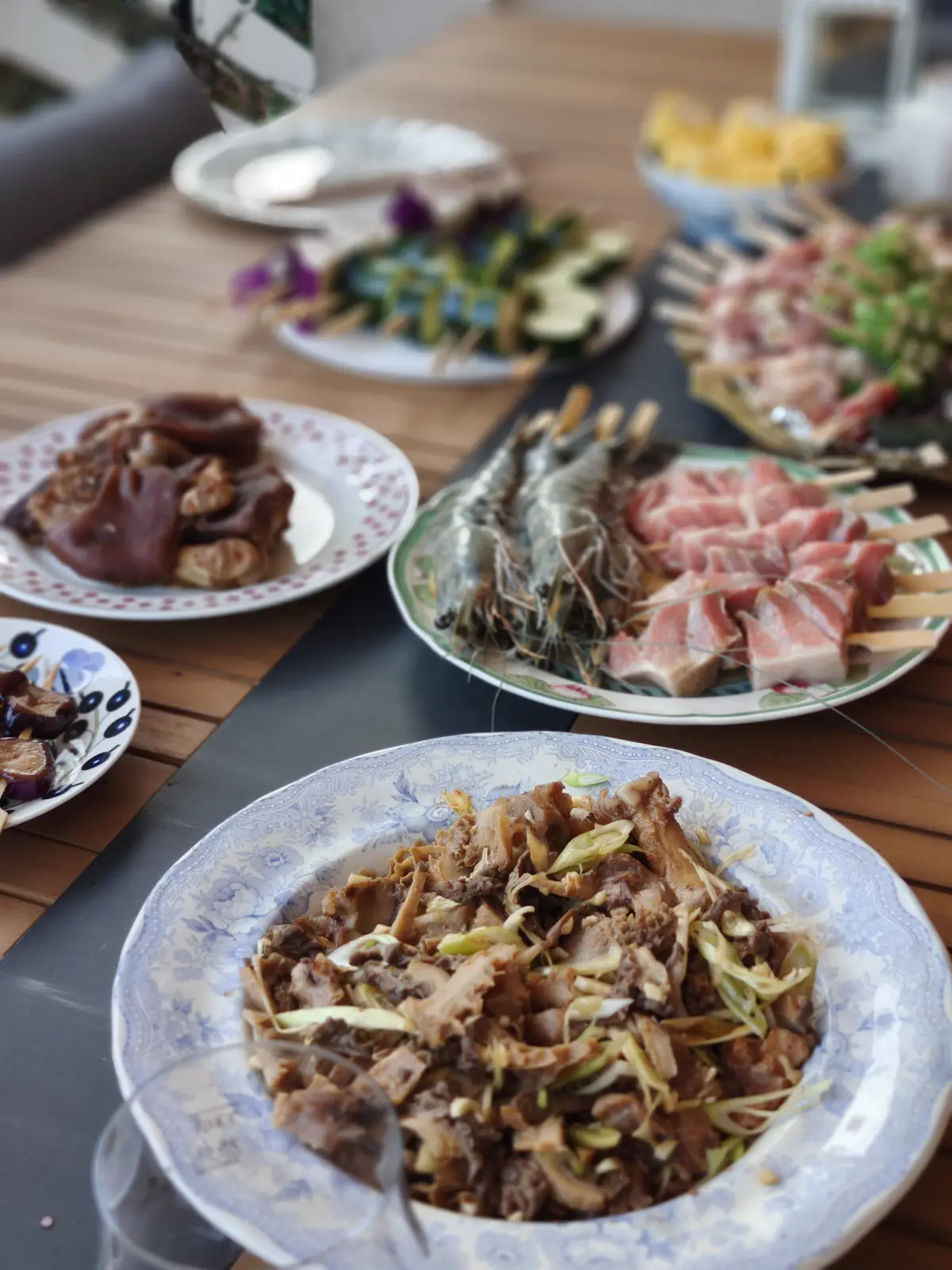Grande tablée garnie de brochettes, sashimis et plats à partager lors d’un événement