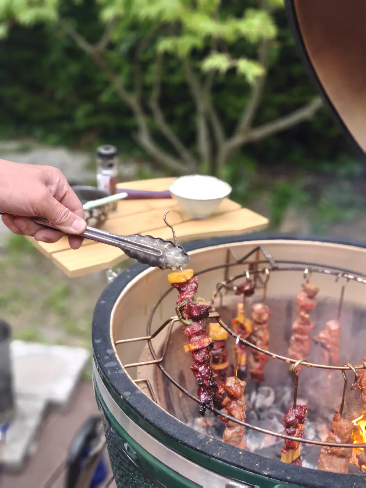 Brochettes grillées au barbecue japonais dans le jardin
